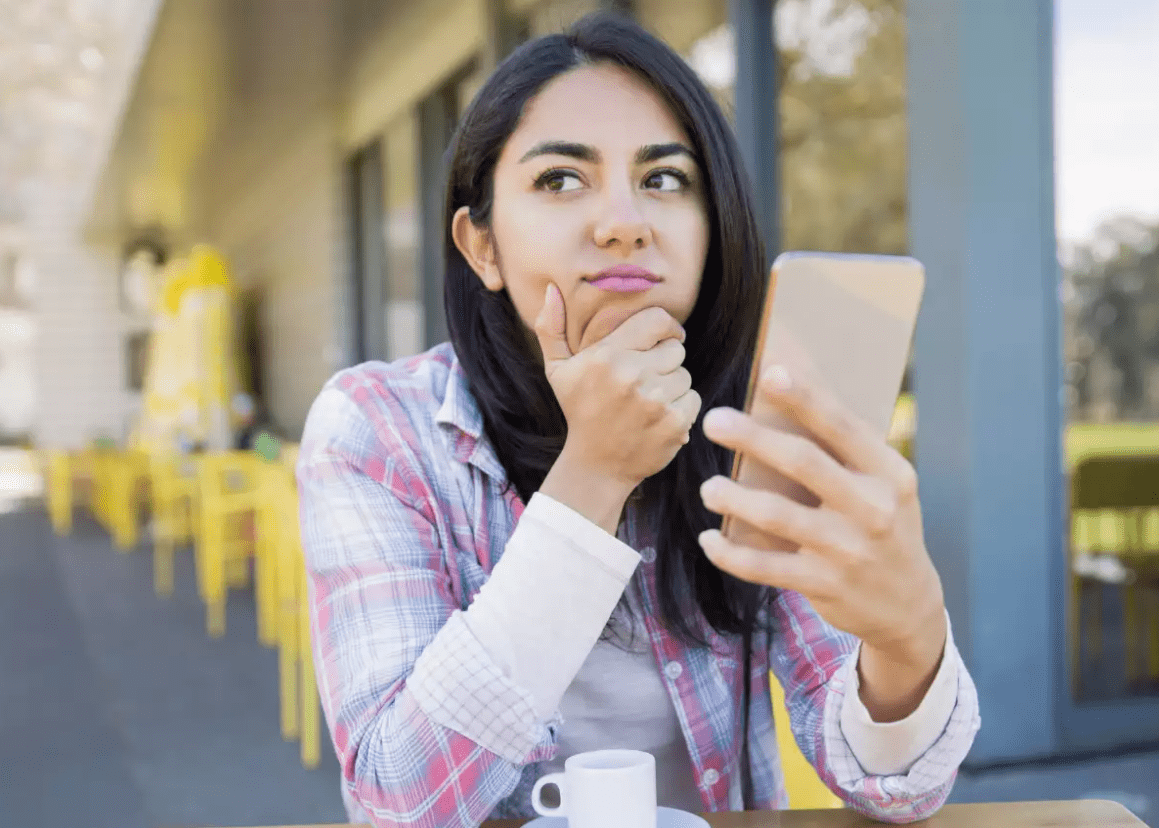 mujer mirando teléfono